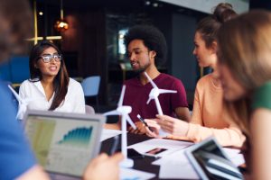Equipe empresarial analisando estratégias de redução de custos com apoio da Mais IT em soluções de tecnologia, TI gerenciada e otimização digital