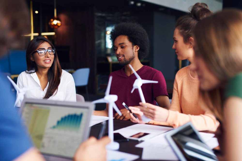 Equipe empresarial analisando estratégias de redução de custos com apoio da Mais IT em soluções de tecnologia, TI gerenciada e otimização digital