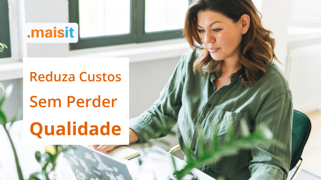 Empresária usando notebook com sobreposição de texto “Reduza Custos Sem Perder Qualidade” — destaque para soluções de TI da Mais IT voltadas à eficiência empresarial