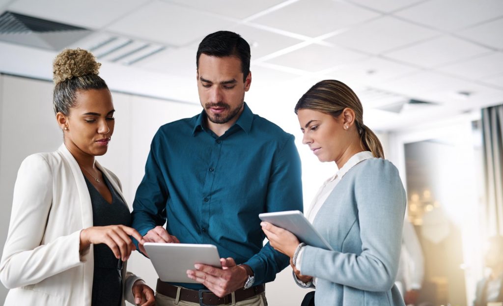 Profissionais analisando plano de carreira com foco em crescimento na empresa
