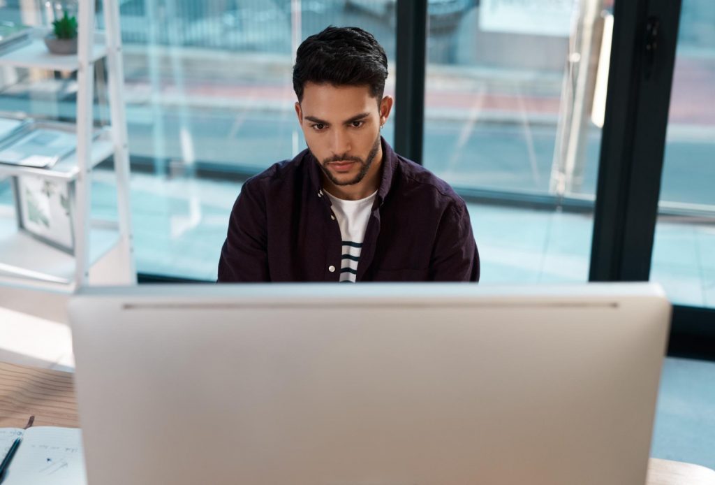Profissional monitorando rede corporativa com suporte técnico e locação de roteador Wi-Fi pela Mais IT
