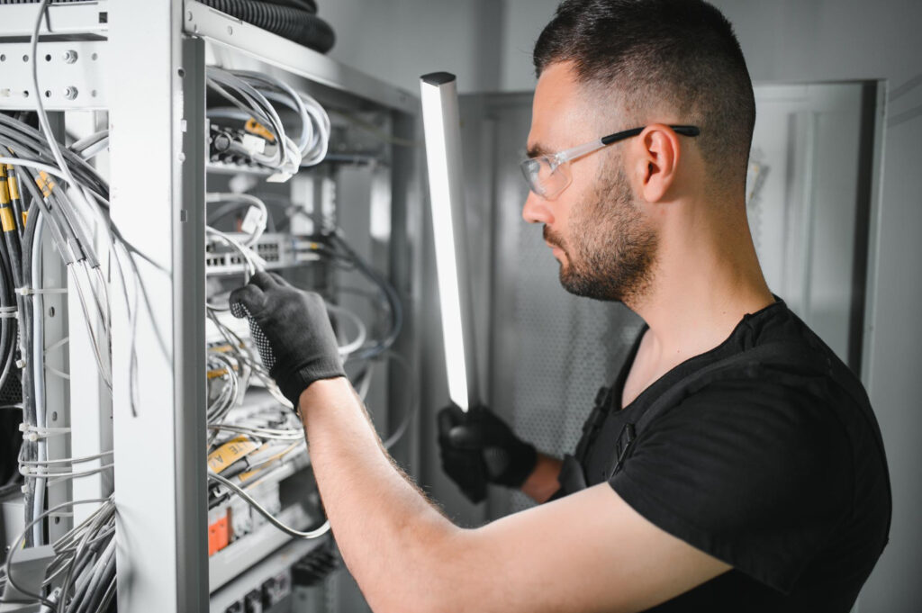 Técnico realizando manutenção em infraestrutura de rede Wi-Fi corporativa empresarial